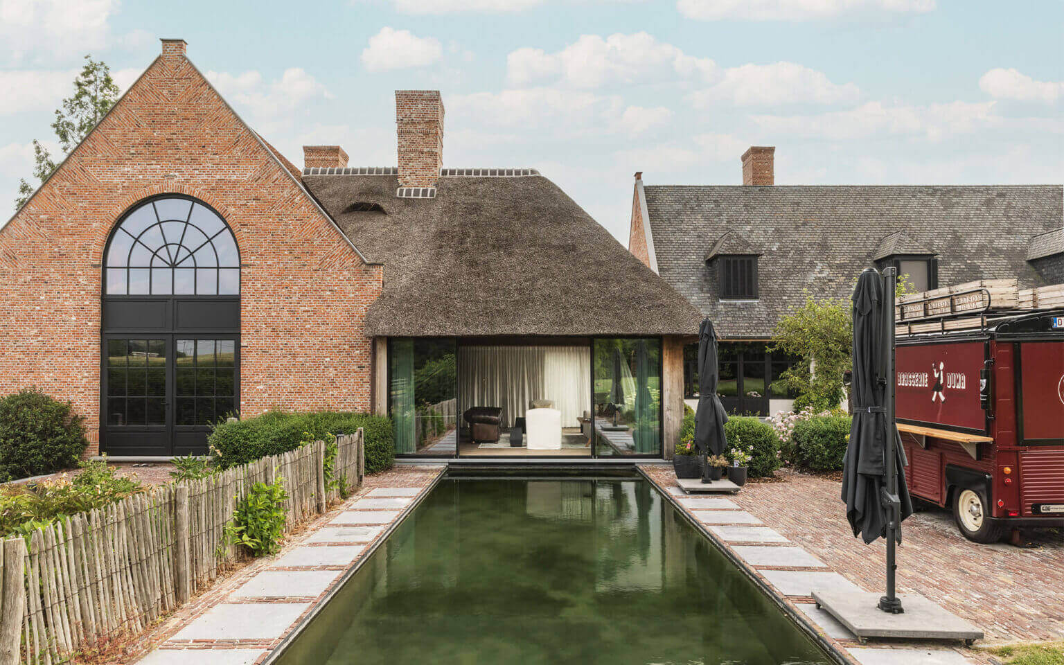 Exclusief tuinontwerp met terrasvlonder en beplanting — aterre