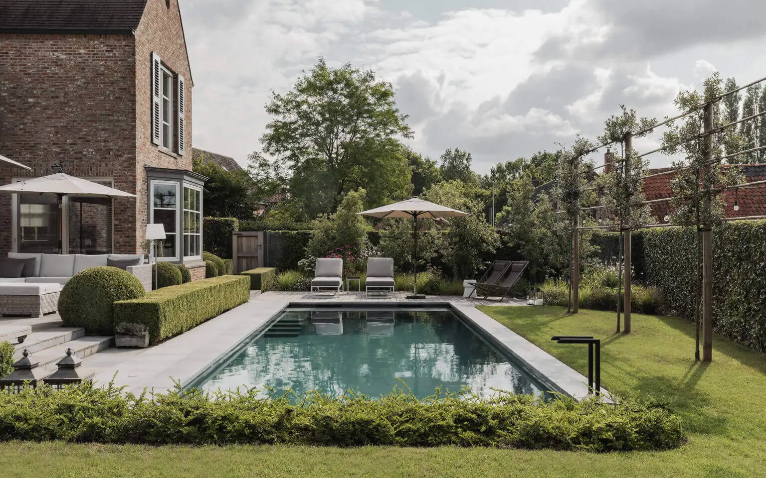 Luxueuze buitenruimte met zwembad — tuinontwerp op maat aterre