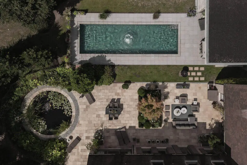 Strakke tuin met zwembad, terras en beplanting — aterre tuinarchitect
